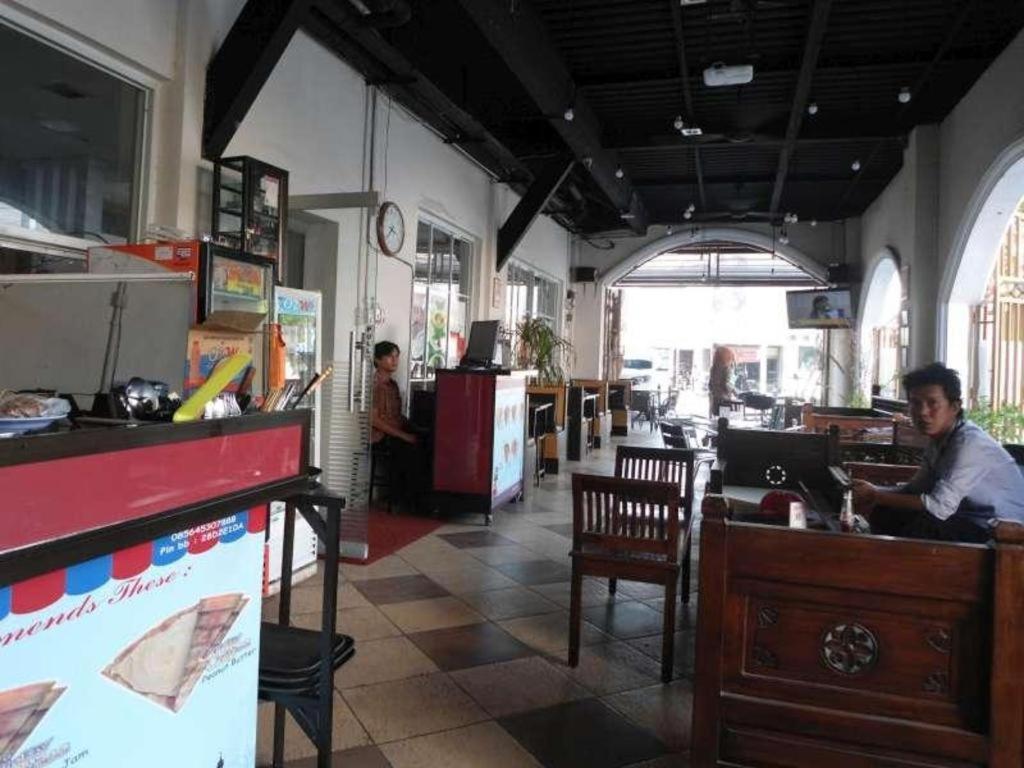 Vindhika Hotel Pengayoman Makassar Exteriör bild